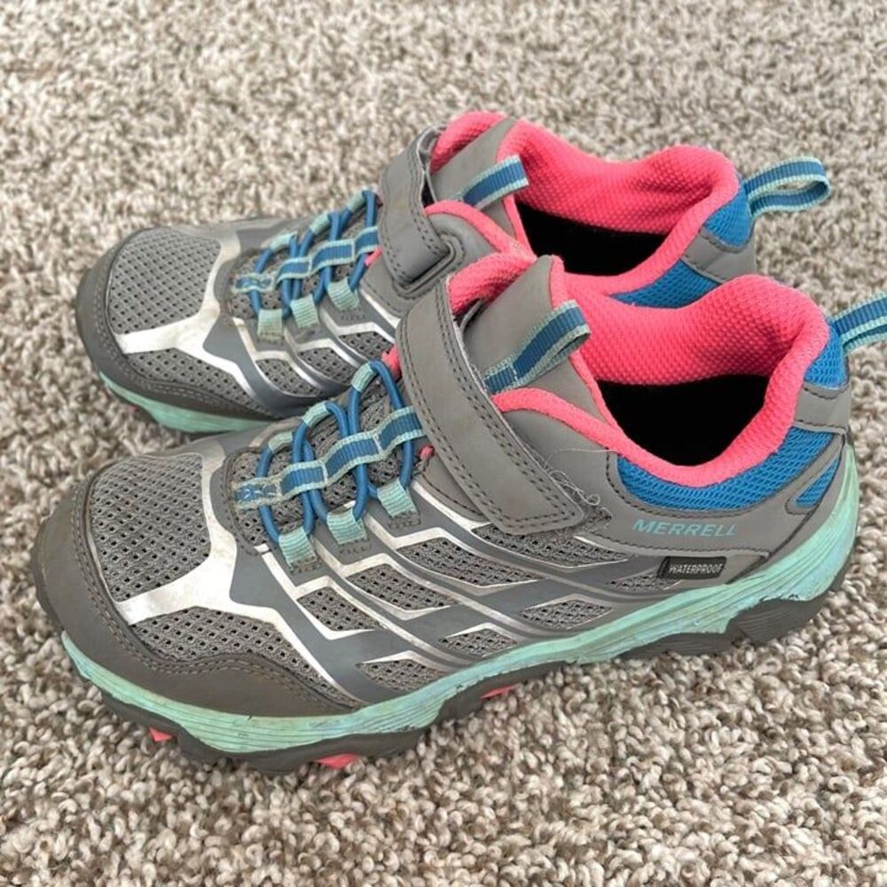 Size 2.5 / Girls Merrell Sneakers - Picture 4 of 9